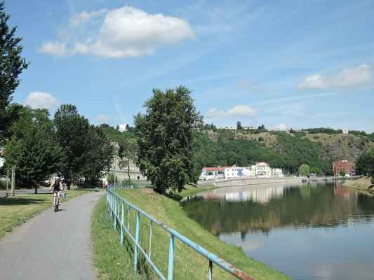 Stále podél levého břehu Vltavy - zcela vpravo nad výzkumákem vodohospodářství na kopci viditelná zřícenina Baba