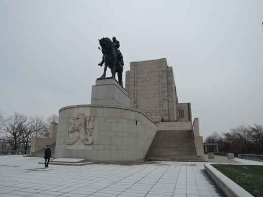 Jezdecká socha Jana Žižky z Trocnova, třetí největší bronzová jezdecká socha na světě váží 16,5 tun.