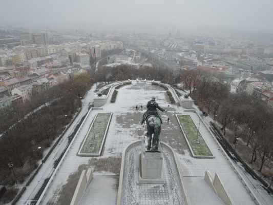 Ze střechy Národního památníku Vítkov je nejenom velkolkepý kruhový pohled na celou Prahu, nýbrž i na hřbet koně Jana Žižky z Trocnova.