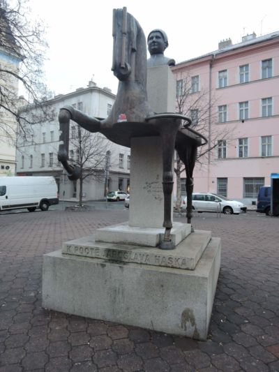 Netuctový, ba velmi originální pomník Jaroslava Haška na Prokopově náměstí není jen poctou tomuto světovému spisovateli, nýbrž ...