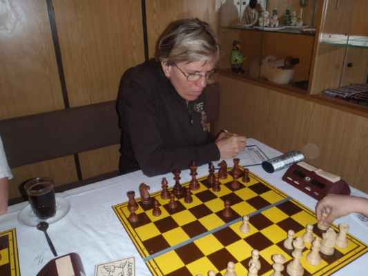 KPJ KHŠS/Jánky (Janské Lázně, 3. - 8. 5. 2012) - Do víru šachu se odvážně pustila i paní Mejzlíková.
