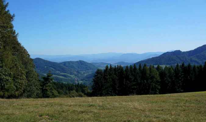 V údolíčku obec Červený Kameň s Červenokameňským bradlem, v pozadí asi i Klak a Strážovské vrchy, napravo Vršatecké bradla