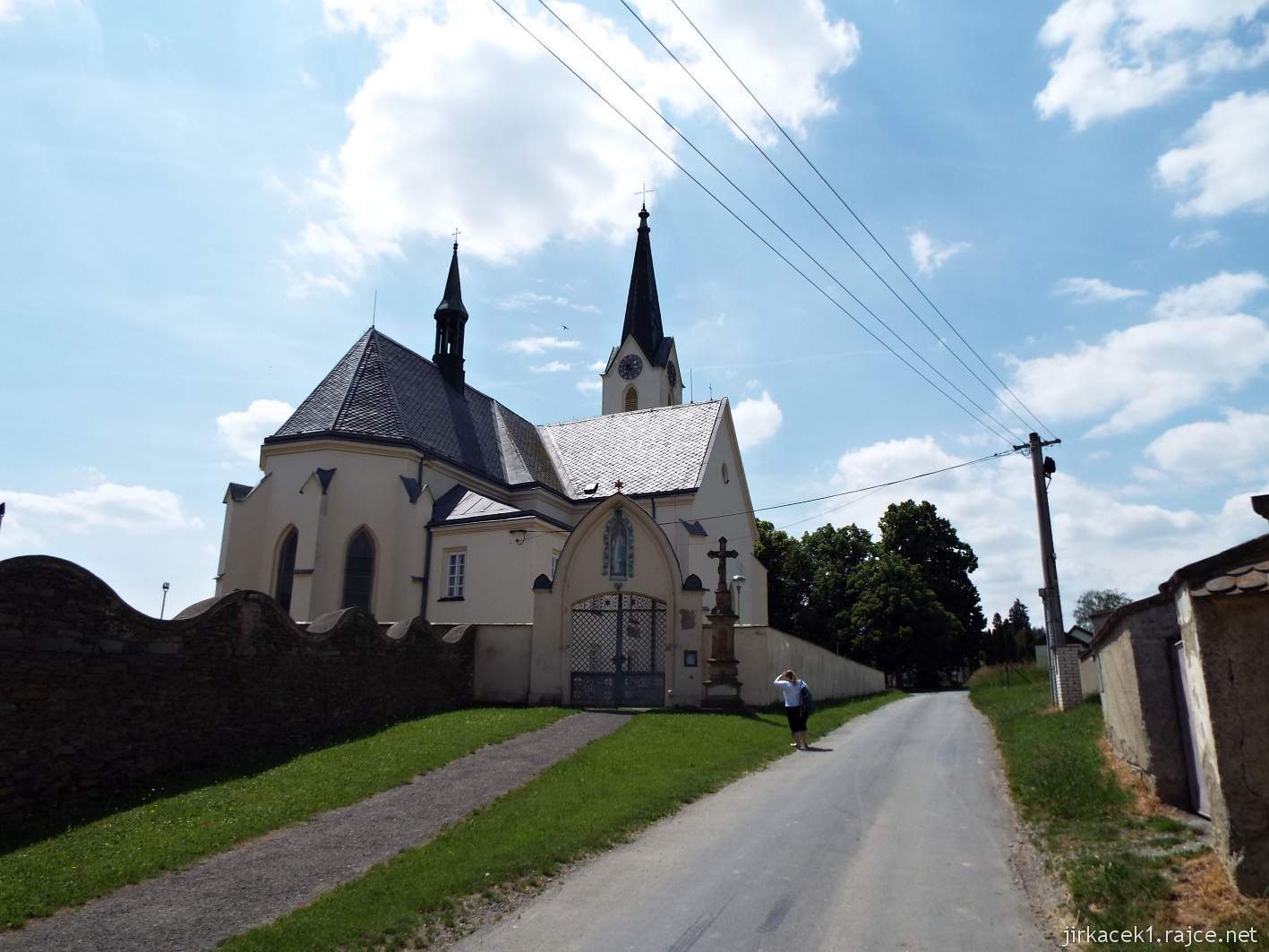 Cholina - kostel Nanebevzetí Panny Marie a asfaltová cesta na Cholinský dvorek
