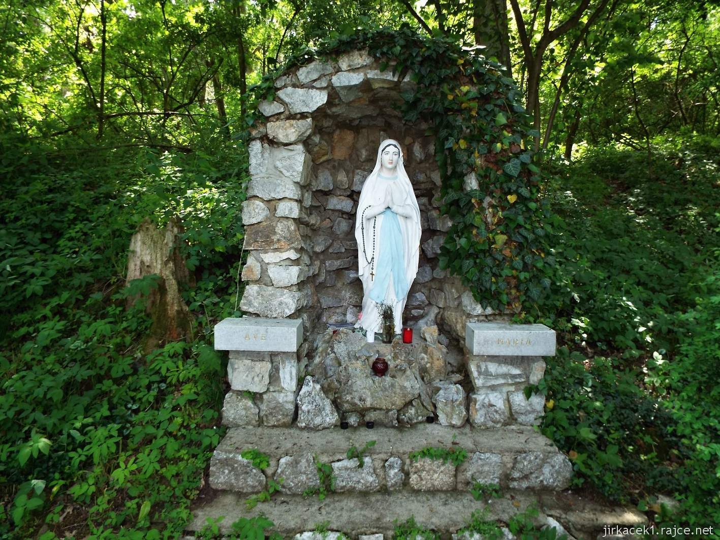 Cholina - Lurdská jeskyně se sochou Panny Marie