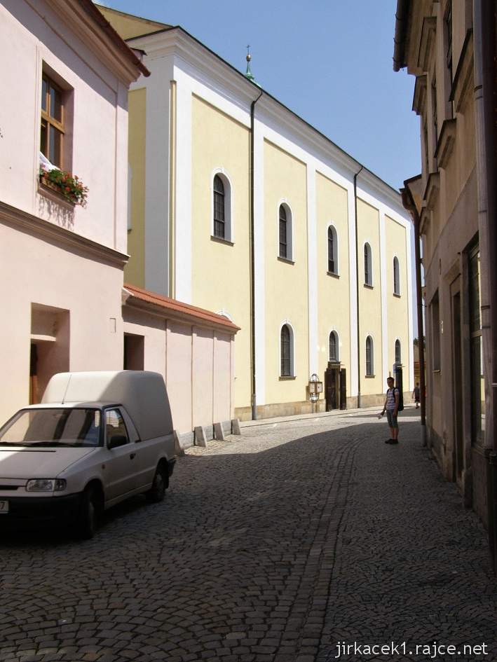 Nový Jičín - kostel Nanebevzetí Panny Marie - ulička ke kostelu
