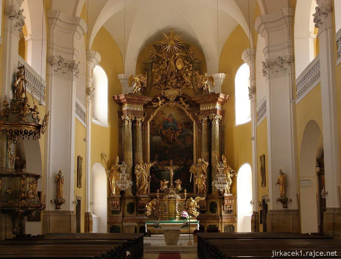 Nový Jičín - kostel Nanebevzetí Panny Marie - interiér s kazatelnou a hlavním oltářem