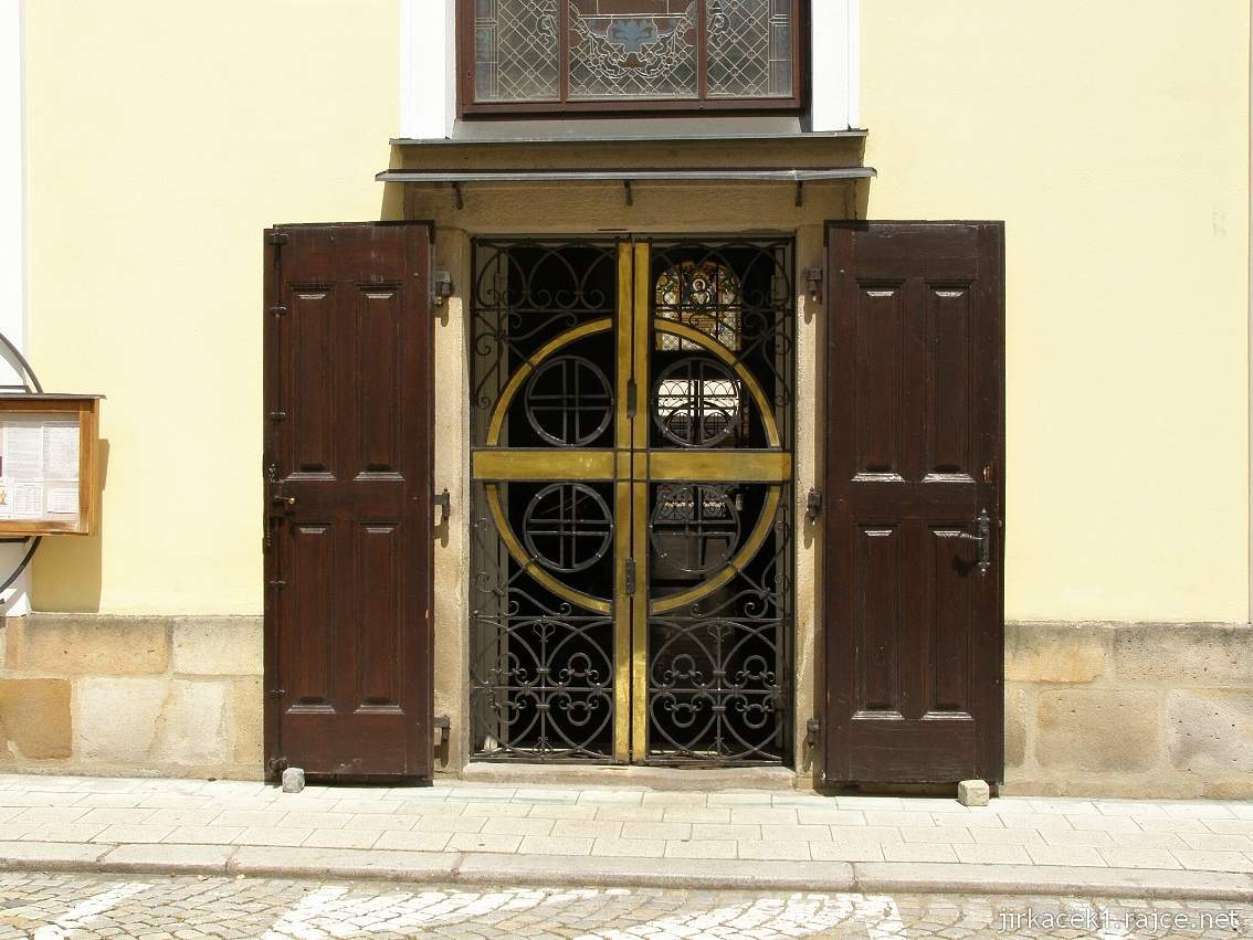 Nový Jičín - kostel Nanebevzetí Panny Marie - boční vchod