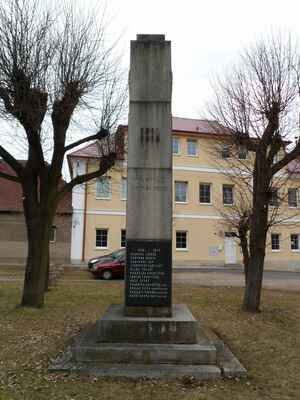 Lochovice -  (48) - Pomník padlým a obětem I. a II. světové války.