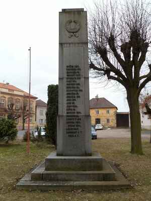 Lochovice -  (50) - Pomník padlým a obětem I. a II. světové války.