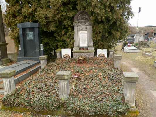 Lochovice -  (68) - Hrobka rodiny Pospíšilovy (majitelé zámku) na hřbitově.
