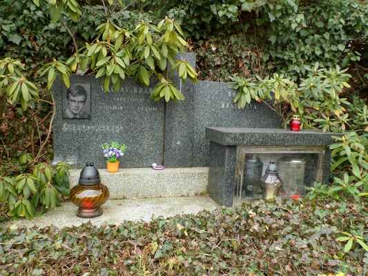 Lochovice -  (88) - Na místním hřbitově je pohřben básník Václav Hrabě.