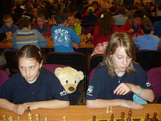 MČR družstev mladších žáků (Sezemice, 12. - 14. 6. 2009) - 3. šachovnice - Míša Hatašová - 3,5 bodu
4. šachovnice - Nela Pýchová - 5,5 bodu