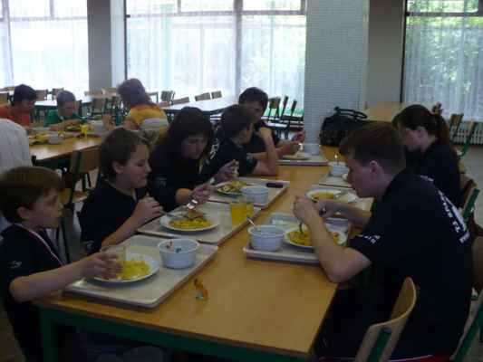 MČR družstev mladších žáků (Sezemice, 12. - 14. 6. 2009) - Nedělní oběd byl skvělý