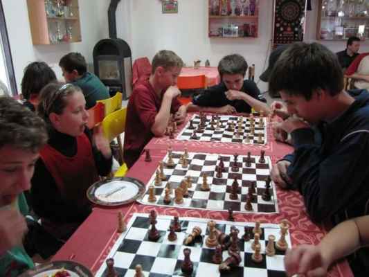 Sportovní odpoledne k ukončení sezony (Dolní Kralovice, 5. 6. 2009) - Aby se neřeklo, že jsme dělali všechno kromě šachů...