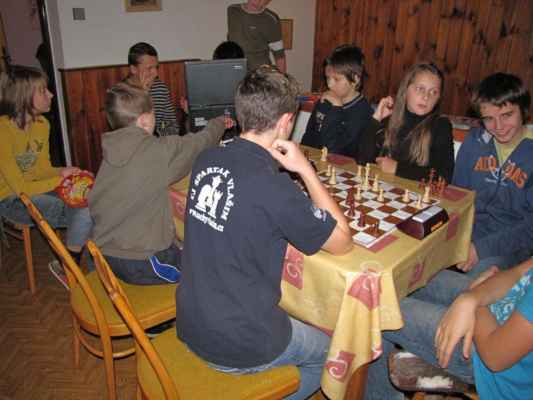 Mistrovství Čech mládeže (Harrachov, 24. - 31. 10. 2009) - Na penzionu se hrály jak šachy...
