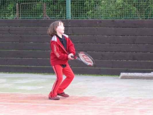 Sportovní odpoledne k ukončení sezony (Dolní Kralovice, 5. 6. 2009) - Anežka zkouší hrát tenis