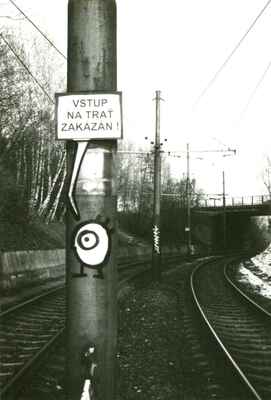vstup na trať zakázán! - sloup trakčního vedení (ocel), zast. Běloruská, 2001