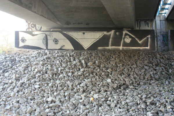 bez názvu (polštáře) - pilíř mostu (beton), Bítešská nad Pisáreckým tunelem, 2011