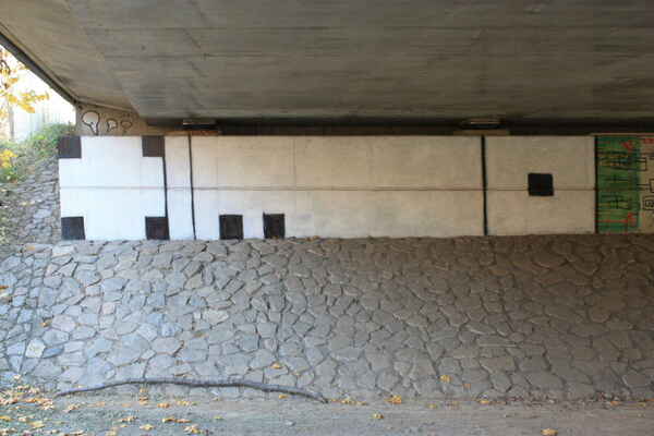 timo - pilíř mostu (beton), u silnice I/23 přes Svratku - Riviéra, 2011