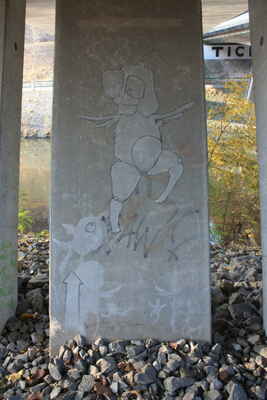 smutek utek - sloup mostu (beton), u silnice I/23 přes Svratku - Riviéra, 2011