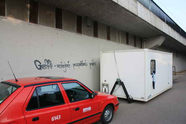 Graffiti=veřejně prospěšné práce - pilíř mostu (beton), Renneská, 2011