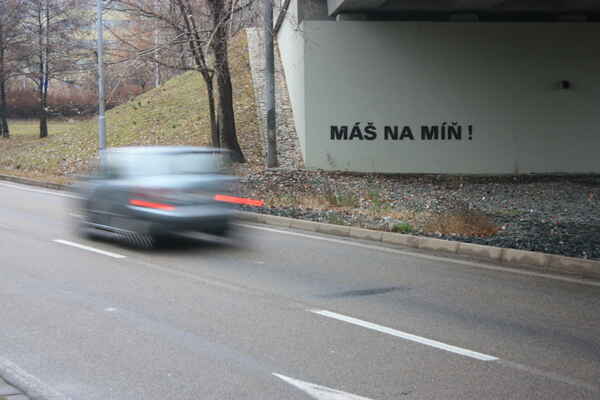 Máš na míň - pilíř mostu (beton), křiž. Heršpická x Vídeňská, 2011