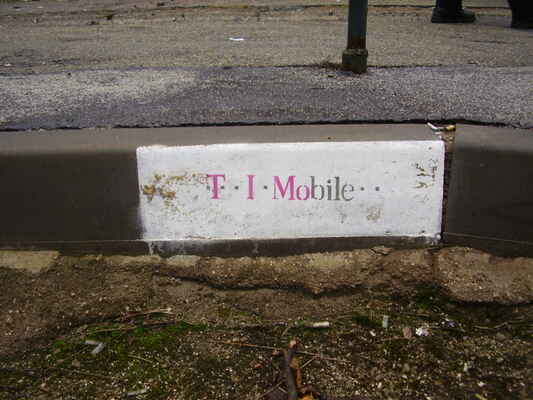 T I Mobile - obrubník (beton), zast. Krematorium