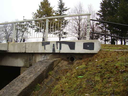 timo - mostní obruba (beton), zast. Krematorní
