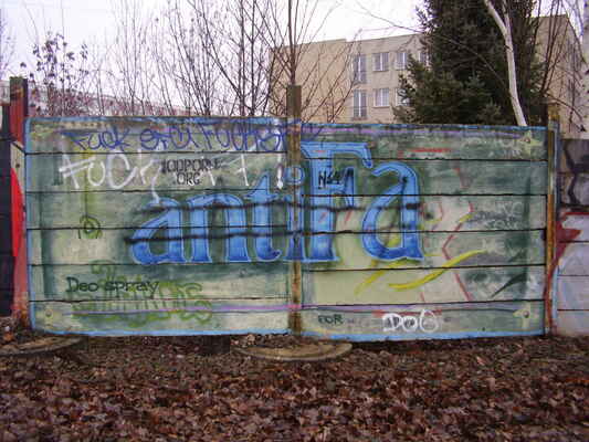 antiFa, deo spray - plot (beton), trať u Krematoria