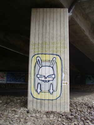 šicího stroje králičí zoubky, chlubivý kadeřník zkrácené chloupky - sloup mostu (beton), Bítešská nad Pisáreckým tunelem