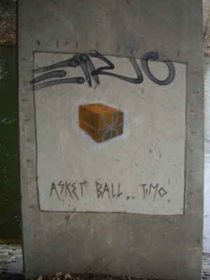 asket ball.. timo - sloup mostu (beton), silnice I/23 přes Svratku - Riviéra