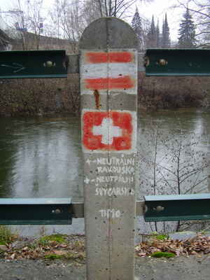 plus minus neutrální rakousko, plus minus neutrální švýcarsko, timo - sloupek zábradlí (beton), cesta na břehu Svratky pod mostem I/23 - Riviéra