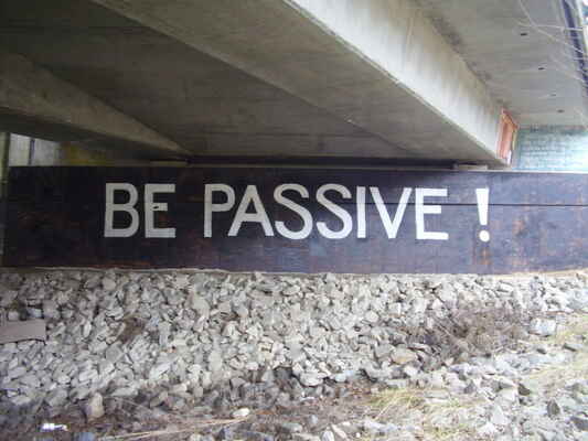be passive! - po asanaci, pilíř mostu (beton), silnice I/23 přes Svratku - Riviéra