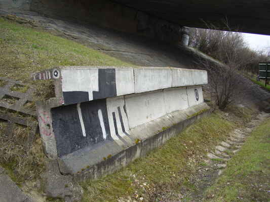 timo - opěrná zeď (beton), křiž. Jihlavská x Bítešská