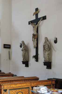 vpravo je pak na zdi kříž s Ježíšem Kristem.
