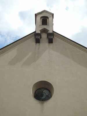 Kostel je velmi jednoduchý a ikdyž je svým vznikem řazen do 12. stol., není vyloučeno, že na jeho místě stával kostelík již od dob sv. Ludmily. Na špici býval kamenný kříž, který je dnes zazděn ve zdi hřbitůvku.