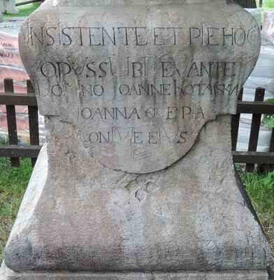 Události vedoucí Cassanovu k postavení kříže jsou uvedeny na podstavci kříže ve staročeštině a v latině. Cassanova zemřel v r. 1792 a je pohřben pod vstupním kamenem do kostela sv. Jana Nepomuckého.