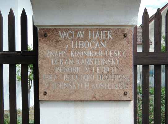Právě na zdejší faře působil v 16. stol. karlštejnský děkan a kronikář Václav Hájek z Libočan. Právě zde napsal "Kroniku českou", která vyšla v r. 1541.