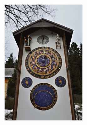 V Hojsově Stráži můžete vidět od podzimu loňského roku orloj. Nebudu se tu o něm rozepisovat, jen přidám odkaz pro ty z Vás, které zaujal: http://www.orloj-sumava-hojsovastraz.cz/. 
Pro mě to bylo docela zajímavé počtení.