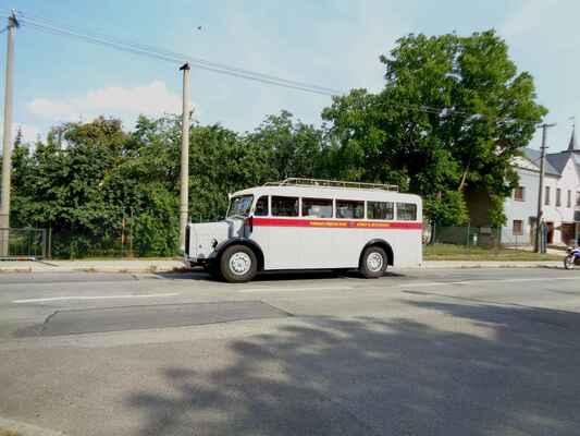 Hanácké okruh-jízda historických vozidel ve Velké Bystřici-autobus Hlavního města Olomouce