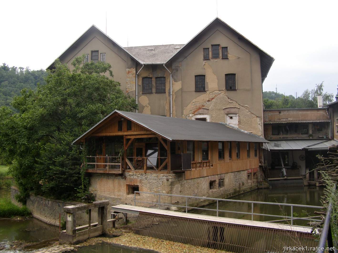 Brandýs nad Orlicí - Řehákův mlýn 10 - čelní pohled a mlýnský náhon