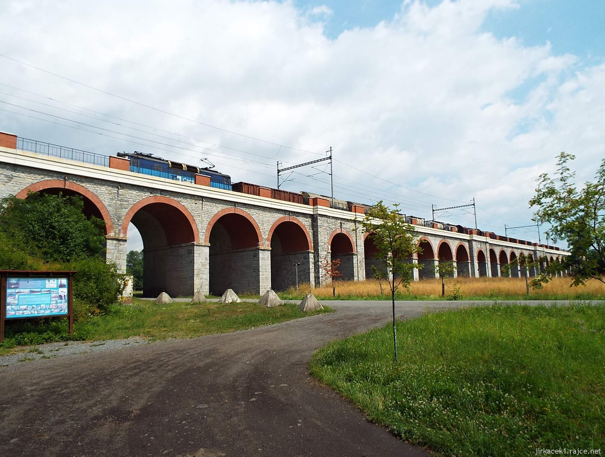 Jezernice - železniční viadukty - parkoviště