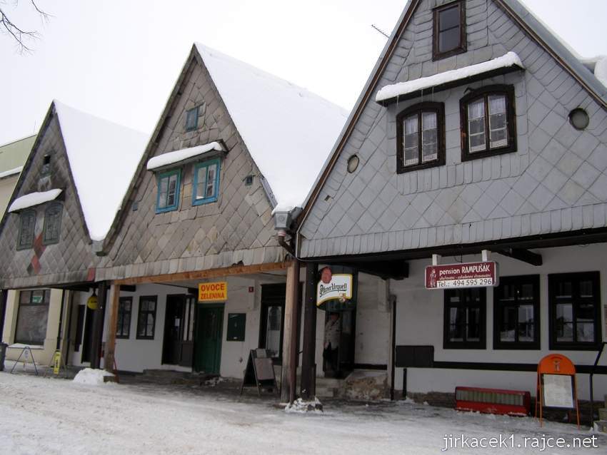 Rokytnice v Orlických horách - náměstí T.G. Masaryka - dřevěné domy a penzion Rampušák v zimě