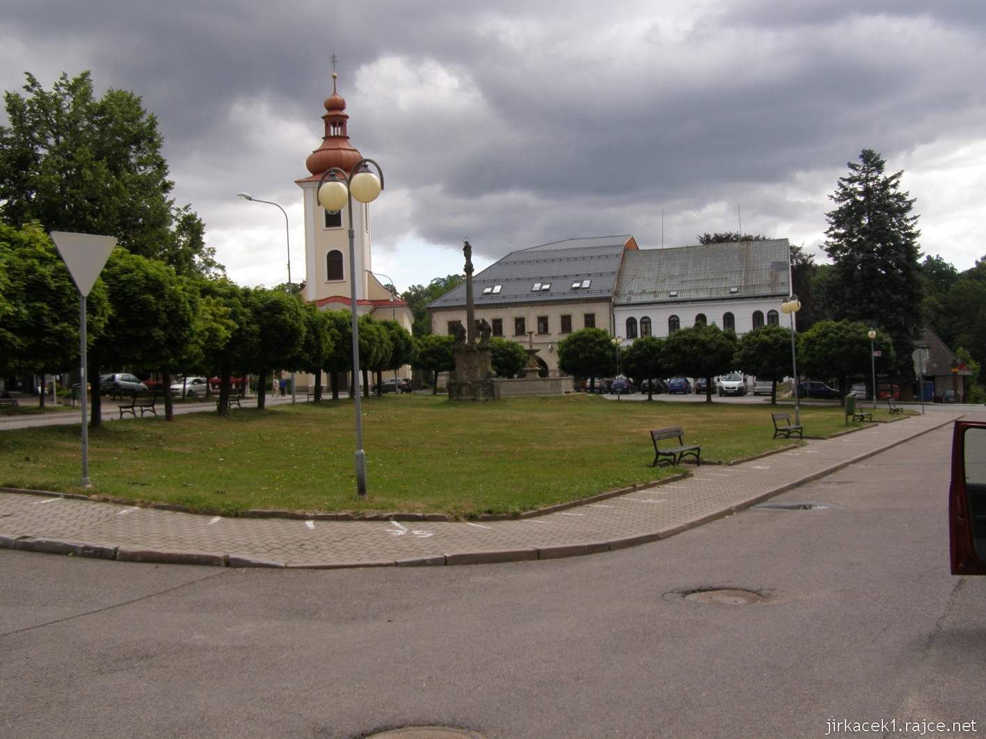Rokytnice v Orlických horách - náměstí T.G. Masaryka - náměstí s kostelem Všech Svatých