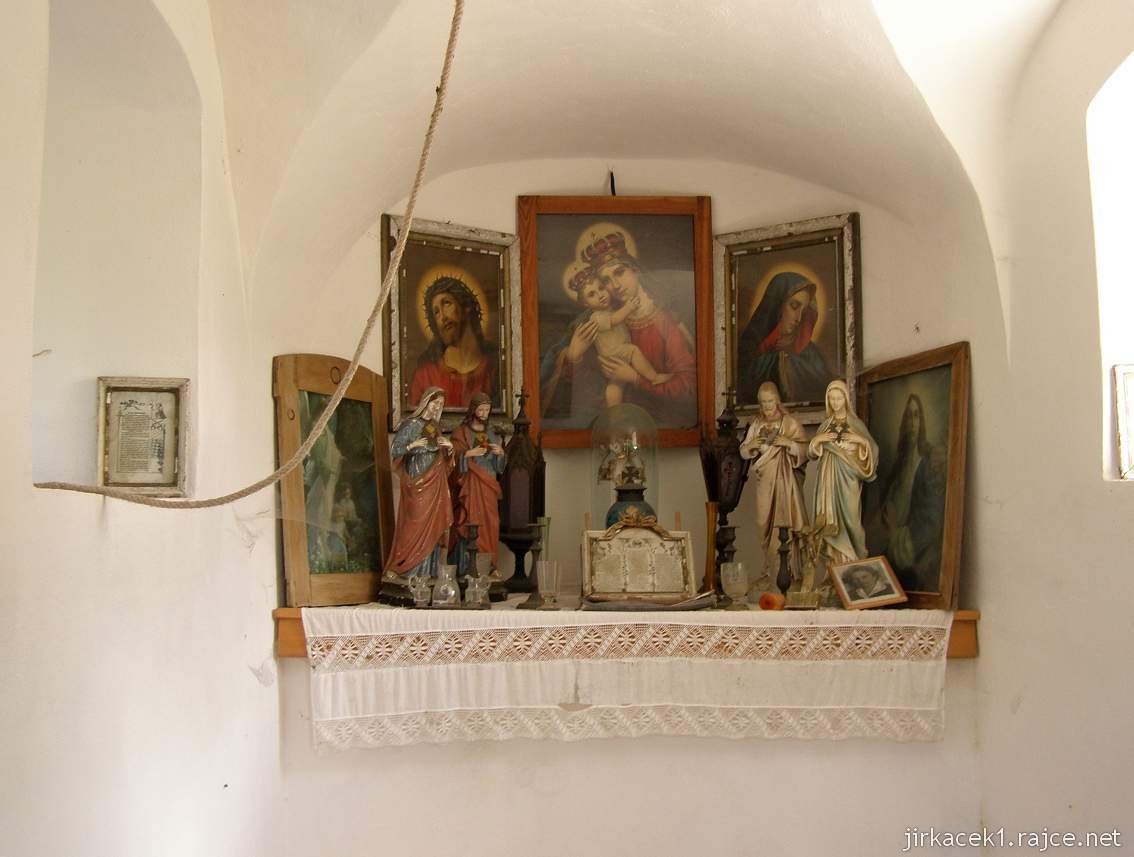 Benkov u Libiny - kaple se zvonicí - interiér