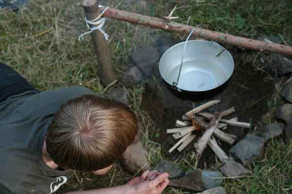 Tatanka - rozdělej oheň a přiveď vodu k varu. Do 15 minut.